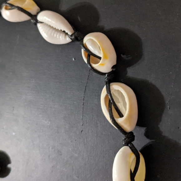 Natural Sea Shell Cowrie Shell Puka Beaded Slide Knot Style Statement Necklace - Picture 2 of 4